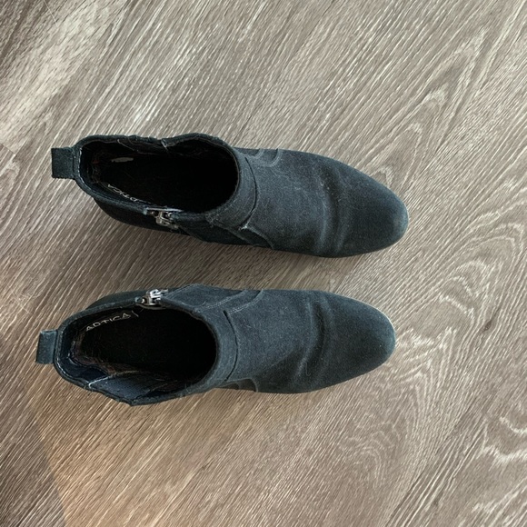 Browns Artica made suede (waterproof) ankle booties w/heel (OG$~175) size 7.5 - Picture 4 of 6